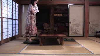 Olgun Japon Anne Üvey Oğlundan Ilgi Bekliyor