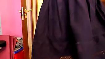 Sıcak Genç Dansçı Hareketlerini Ve Çekici Güzelliğini Sergiliyor