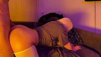 Büyük Kıçlı Öğrenci, Doğal Memeleri Ve Yurt Odasında Yüzüne Kendini Tatmin Ediyor.