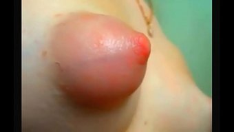 Andrea'Nın Ilk Kez Tek Başına Yaşadığı Pembe Kabarık Meme Ucu, Ateşli Bir Esmerle Buharlı Bir Sahne.