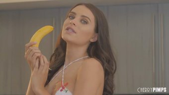 Büyük Göğüslü Mutfak Güzeli Lana Rhoades, Külotunun Üstünden Amını Okşuyor.