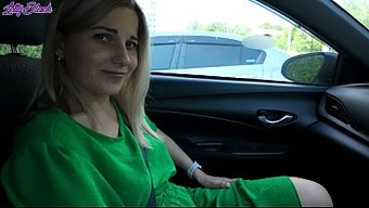 Güzel Bir Kadın, Yürüyüş Yaparken Uzaktan Kumandalı Vibratörle Zevkin Dibine Vuruyor.