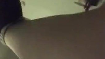 Sıcak Lezbiyen Bebekler Birbirlerine Sulu Öpücükler Veriyorlar