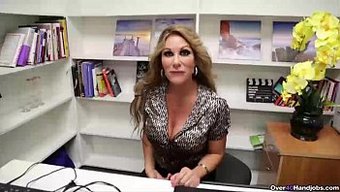 Olgun Göğüslü Milf Ile Pov El Işi