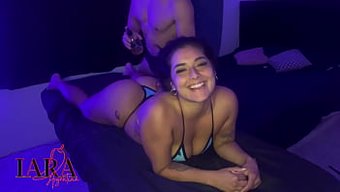 Kızıl Saçlı Güzellik, Duyusal Bir Masajın Tadını Çıkarıyor, Ardından Kendi Yetenekleriyle Şaşırtıyor.