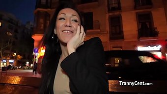 Ateşli Shemale Çılgın Bir Sahnede Aksiyonda.