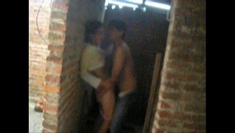 Seksi Bir Kadın Yatakta Kendini Şehvetli Bir Pozisyonda Mastürbasyon Yapıyor.