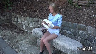 Üvey Kızım Beni Çıplak Bekliyor, Üstüme Boşalınmasını Istiyor.