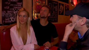 Güzel Ve Leziz Cherry Kiss, Herkesin Ortasında Bile Sik Için Aç!