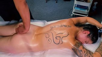 Masör, Dövmeli Kıza Masajdan Fazlasını Verdi.