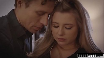 Sorunlu Bir Profesör Olan Michael Vegas, Genç Öğrencilerine, Özellikle De Masum Carolina Sweets'E Takıntılıdır.