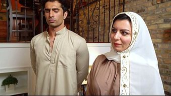 Iraklı Güzellik Alina Angel, Amerikalı Bir Asker Ve Üvey Oğluyla Üçlü Yapmanın Tadını Çıkarıyor.