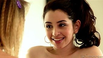 Carmen Callaway Ve Eva Sedona, Webyoung'Da Duygusal Bir Lezbiyen Buluşmasında