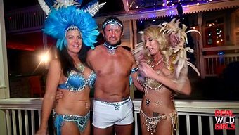 Göz Alıcı Genç Fahişelerle Halka Açık Bir Şekilde Gösteriş Sergisi