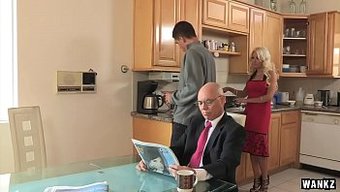 Göğüslü Milf, Azgın Sevgilisinden Sert Bir Yüz Alır