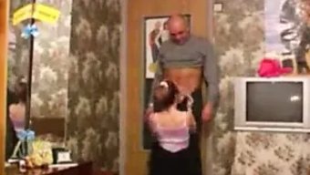 Hye, Gece Için Dışarı Çıkmadan Önce Üvey Babasıyla Samimi Oluyor