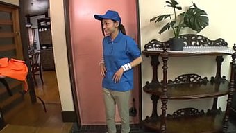 Asyalı Teslimat Kızı Yakalanıyor Ve Sikişiyor