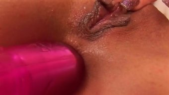 Örgülü Sarışın Büyük Bir Yarrağı Kıçına Dolduruyor