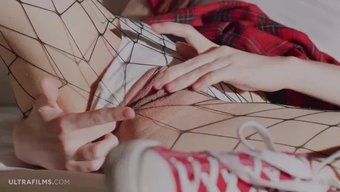 Sherice Adında Etkileyici Bir Kızıl Saçlı, File Çoraplarla Kendini Tatmin Ediyor