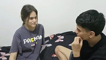 Ilk Kez Kardeş Samimiyeti: Minyon Latin Kızın Masum Bakirelik Kaybı