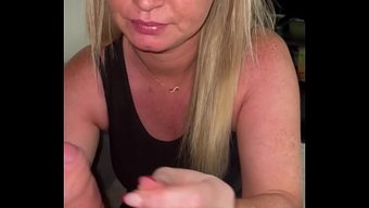 Tatlı Üvey Anne, Üvey Oğlunun Aletini Sertleştirip Onu Sikişiyor.