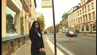 Genç Bir Esmer Latin, Iç Çamaşırıyla Kamerada Kendini Tatmin Ediyor