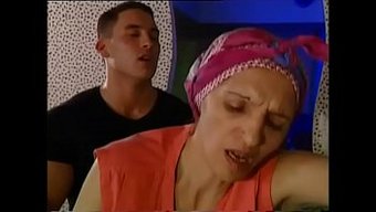 Amatör Büyükanne Sakso Çekiyor Ve Yüzüne Boşalıyor