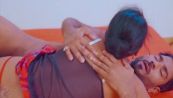 Doğal Büyük Varlıkları Olan Dolgun Bir Hemşire, Kontrol Sırasında Hastasını Baştan Çıkarıyor.