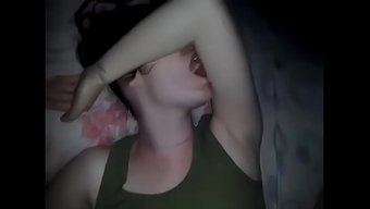 Evelyn, Evelyn’in Amını Acımasızca Yalıyor, Acımadan Ve Acımadan.