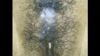 Olgun Hintli Kadın, Üvey Oğlu Tarafından Yurtta Sert Bir Şekilde Alınıyor