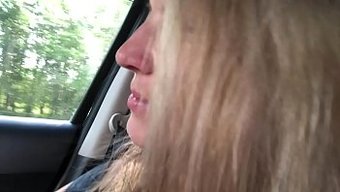 Sarışın Genç Kızın Açık Hava Macerası