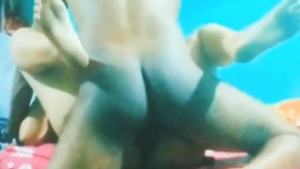 Hintli Çift, Sıcak Bir Videoda Arzularını Keşfediyor