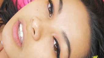 Göz Alıcı Latin Güzeli, Yüksek Çözünürlüklü Yakın Çekimde Duygusal Bir Masajla Tahrik Oluyor