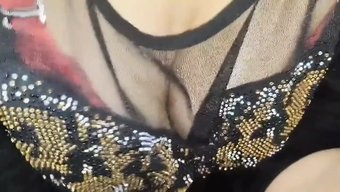 Desi Mms Bebek Tüylü Amını Sergiliyor Ve Kendini Parmaklıyor