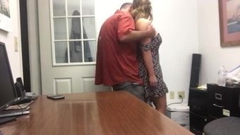 Çarpıcı Bir Oyuncu Kadrosuyla Yoğun Ofis Röportajı