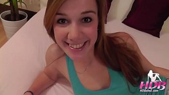 Genç Nimf, Yoğun Zevk Için Baştan Çıkarılıyor Ve Sert Bir Şekilde Alınıyor