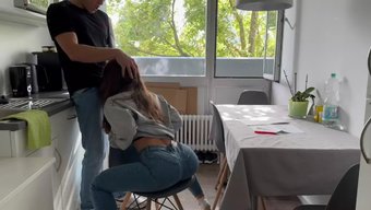 Ev Arkadaşım Tam Bir Erkek, Mutfakta Beni Sertçe Beceriyor.