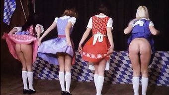 Tüylü Amcık Ve Retro Çekiciliğe Sahip Eski Alman Komedisi