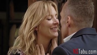 Mona Wales'Un Büyük Doğal Göğüsleri Pişman Bir Misyoner Buluşmasında