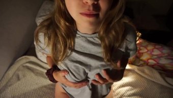 Gençlerin Tembel Bir Pazar Günü Oyuncakla Romantik Solo Oyunu