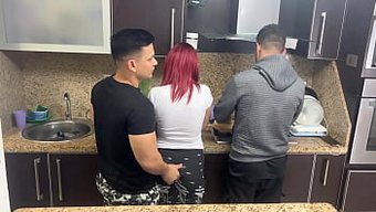 Arkadaşının Bana Saygısızca Davrandığından Habersiz Kocamın Yanında Yemek Hazırlarken, Eşimin Arkadaşı Arkamı Okşuyor