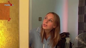 Üç Genç Kadın Yoğun Yüz Oyunuyla Vahşi Bir Üçlü Yaşıyor