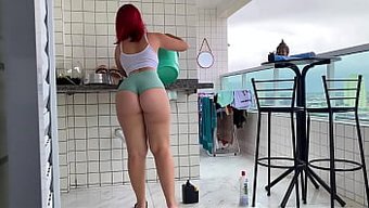 Dolgun Bir Hizmetçiyle Buharlı Bir Karşılaşma, Yoğun Arzuyu Ateşliyor.