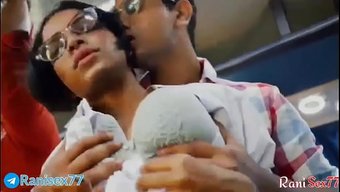 Otobüs Kondüktörü, Kalçalı Genç Kızı Tam Hintçe Sesli Aksiyonda Sikişle Dağıttı.