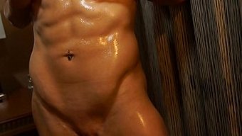 Fitness Tutkunu Kylee Nash, Yağlı Fiziğini Sergiliyor