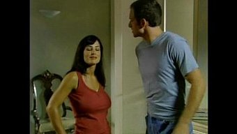 Uzun Saçlı Göğüslü Bebek, Sıcak Bir Sikiş Seansında Yaramaz Oluyor