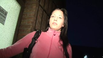 Ince Avrupalı Kız Oyuncak Ve Parmaklarıyla Kendini Tatmin Ediyor