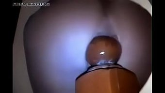 Bu Hardcore Videoda Bir Kadının Devasa Bir Dildo Ile Götü Gerilirken Izleyin