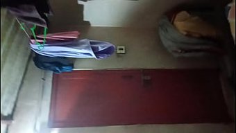 Hintli Bir Terapistle Duyusal Bir Masaj Sırasında Meena'Nın Özçekimleri