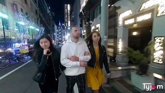 Büyük Bir Penise Sahip Beyaz Bir Adam, Iki Japon Kadınla Sert Seks Yapıyor